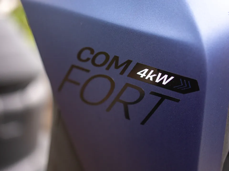 Decalque COMFORT 4kW na carenagem fosca