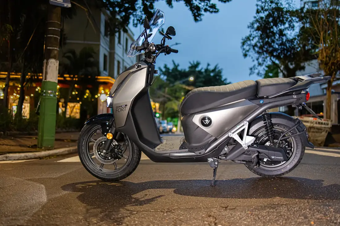Vammo Comfort Cinza Fosco estacionada na cidade