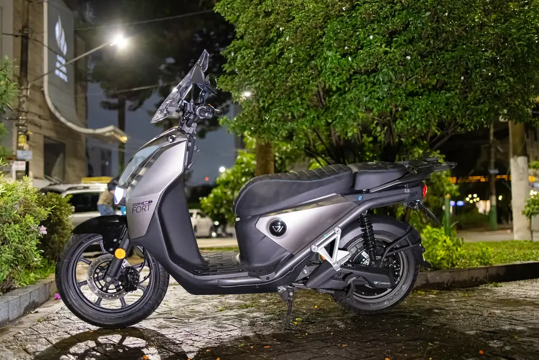 Comfort Cinza Fosco estacionada à noite